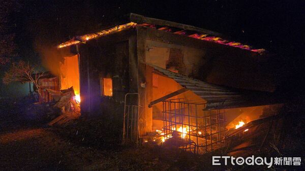 ▲▼起火住家全是木造鐵皮，火勢一發不可收拾。（圖／民眾提供，下同）