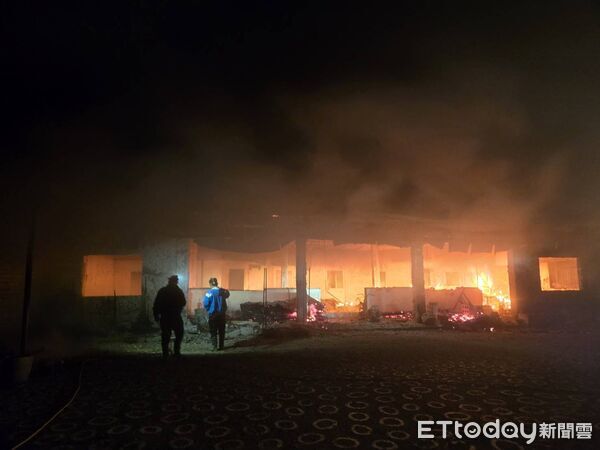 ▲▼起火住家全是木造鐵皮，火勢一發不可收拾。（圖／民眾提供，下同）
