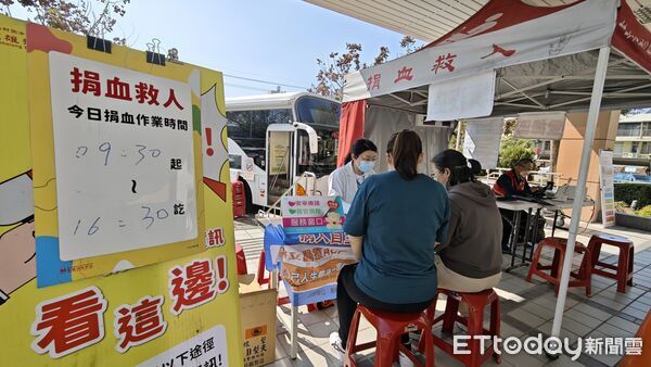 ▲▼  朴醫挽袖送暖　醫起熱血迎新春  。（圖／朴子醫院提供）