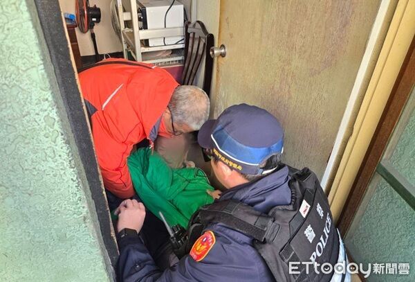 ▲桃園獨居翁倒臥地板，警方獲報前往救援。（圖／龜山警分局提供）