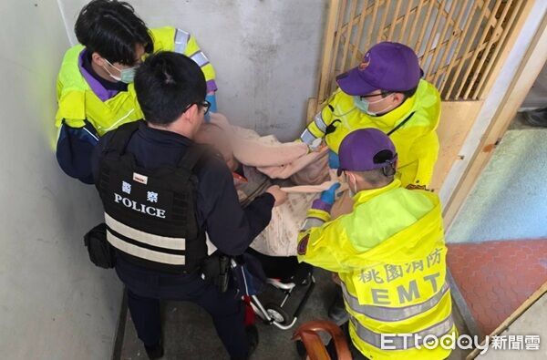 ▲並通知警消人員合力抬出送醫。（圖／龜山警分局提供）