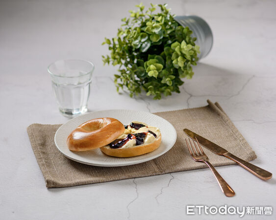 ▲▼拉亞漢堡藍莓乳酪貝果。（圖／拉亞漢堡提供）