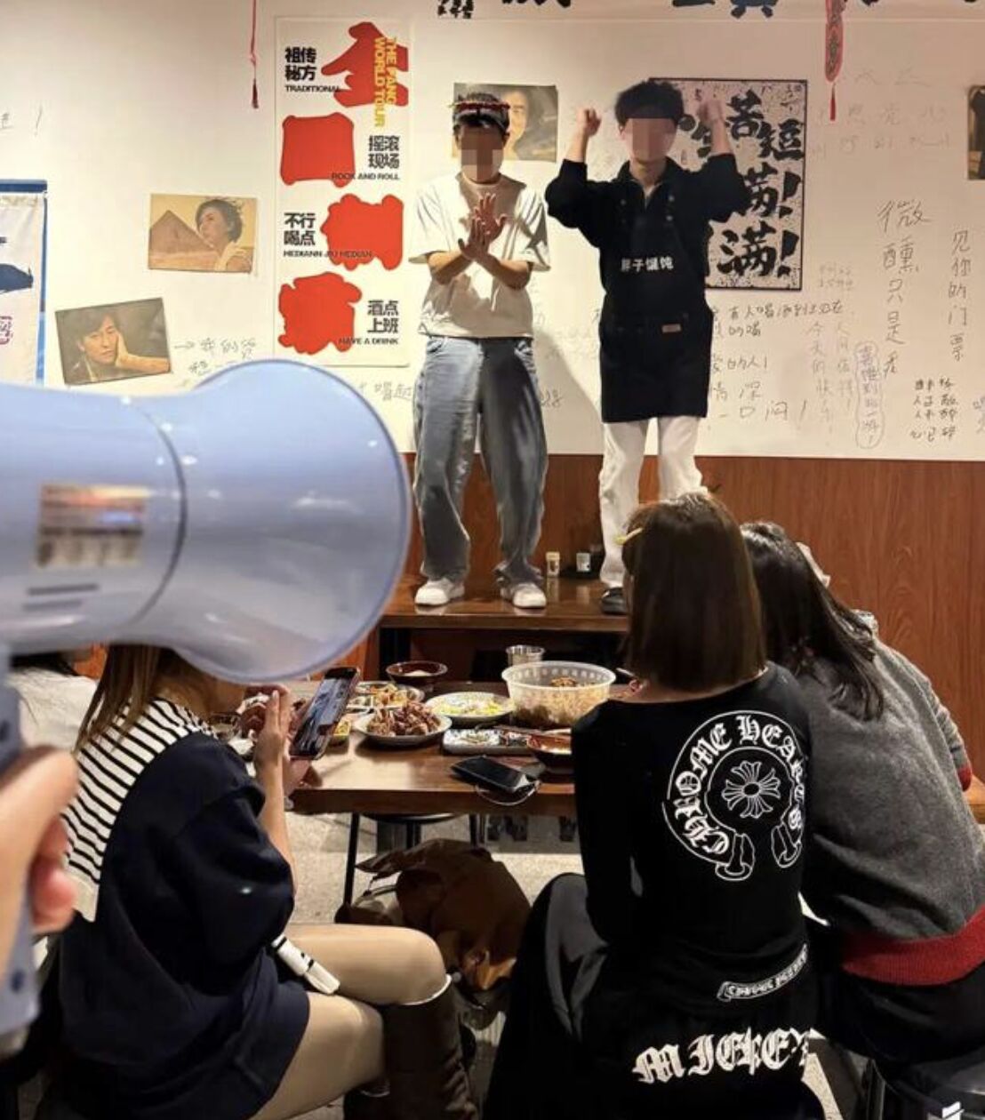 ▲低消費門檻的「餛飩酒館」成為大陸年輕人獲得社交情緒價值的新場所。（圖／翻攝微博）
