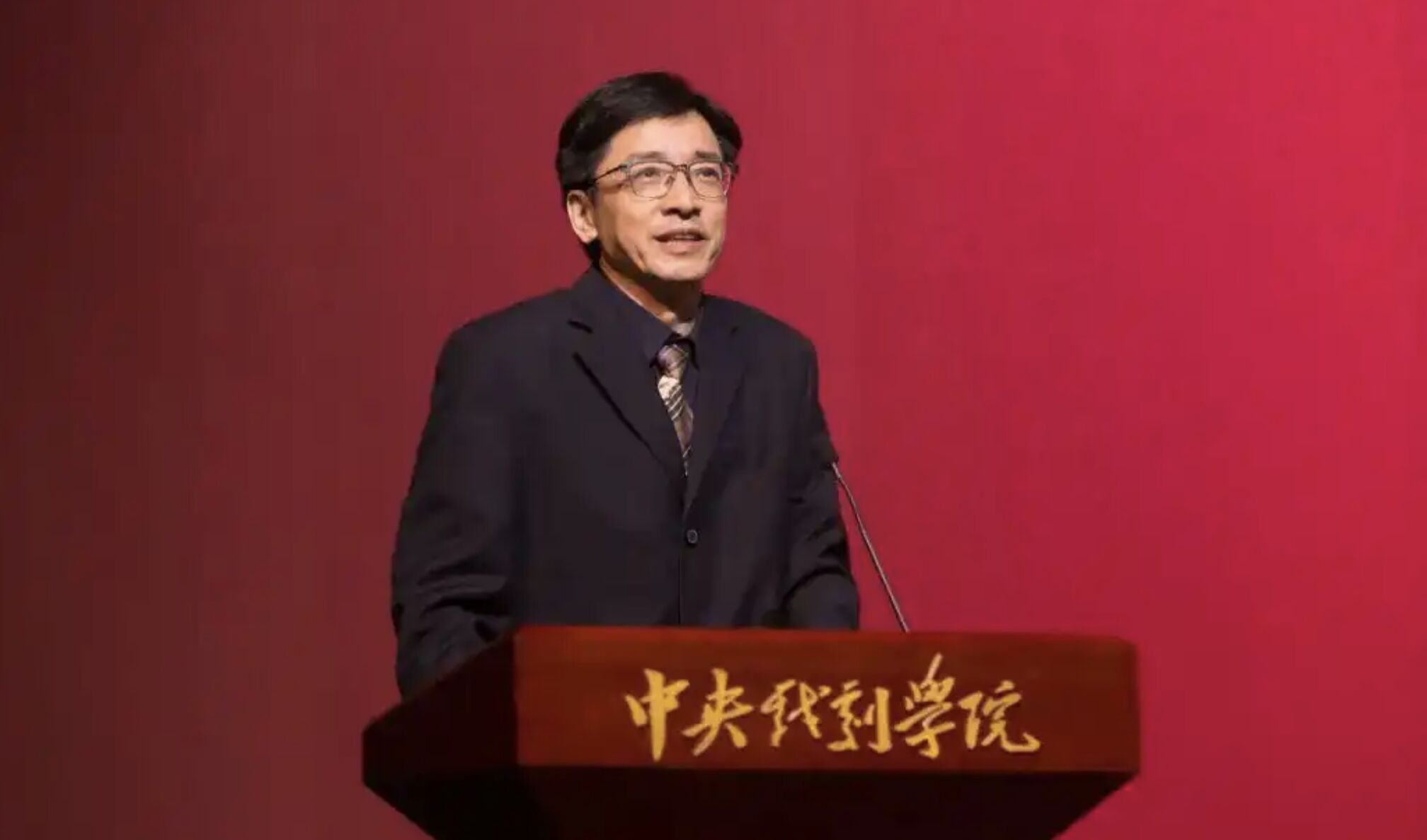 ��   ����Ϸ��ѧԺ�߲�  �ұ�һ����