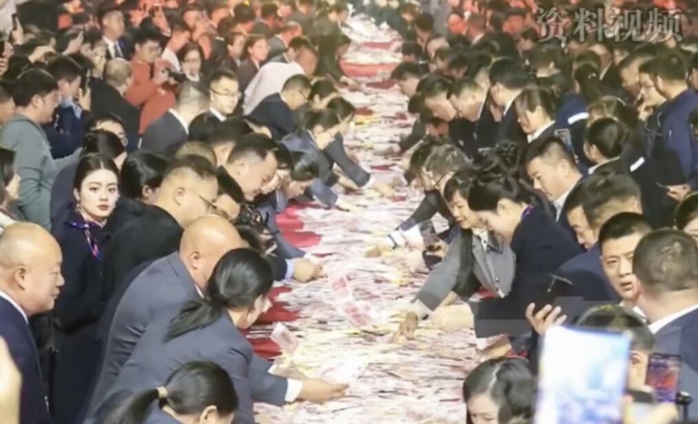 ▲河南礦山機具老闆崔培軍將利潤返還員工。（圖／翻攝大象新聞）