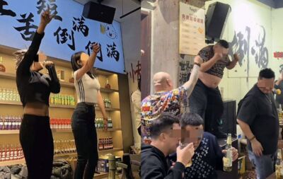 陸「餛飩酒館」站桌跳舞嗨唱爆紅　低消費高情緒價值吸引年輕男女流連