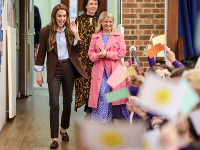 凱特王妃男友風襯衫配西裝超帥　九分褲搭樂福鞋好時髦