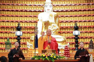 佛光山新年小巨蛋萬人法會　甘露灌頂滌熱惱、三皈五戒淨身心