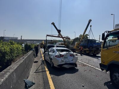 國1南下神岡段5車追撞！6人受傷　自小客車尾爛毀...現場畫面曝