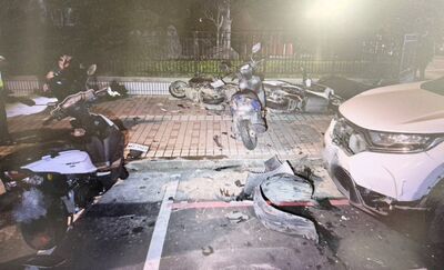 自小客暴衝「保齡球式」撞翻7車　機車就地解體...零件噴滿地