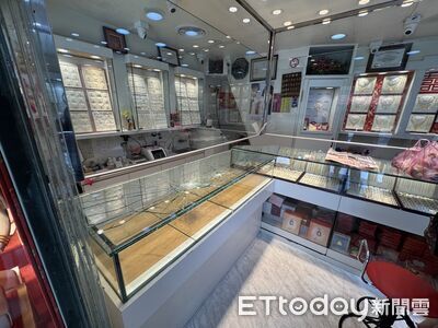 快訊／桃園銀樓搶案！劫匪持榔頭「敲碎玻璃櫃」　警鈴大作嚇奔逃