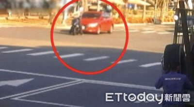 不爽沒禮讓！高雄男攔車咆哮「安全帽爆擊」　自小客後照鏡慘碎