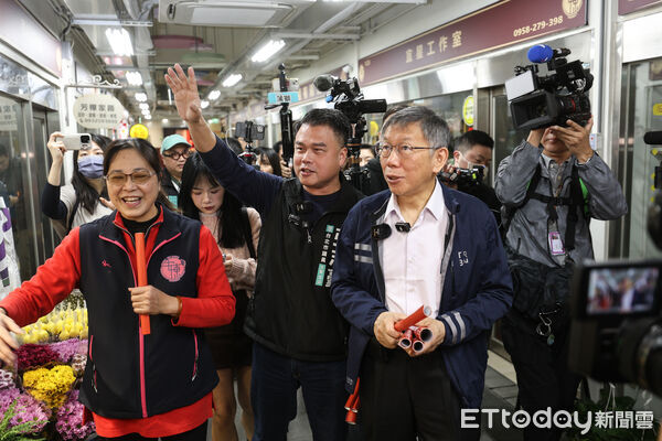 ▲民眾黨柯文哲、張志豪安東市場發春聯。（圖／記者林敬旻攝）
