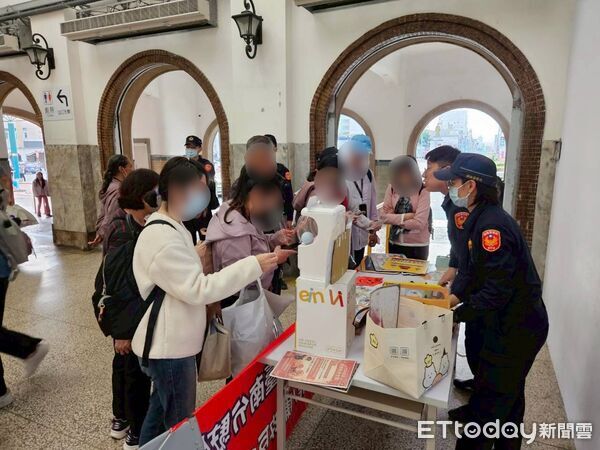 ▲鐵路警察局高雄分局台南分駐所於台南車站大廳舉辦「好運馬上來」交通安全宣導活動。（記者林東良翻攝，下同）