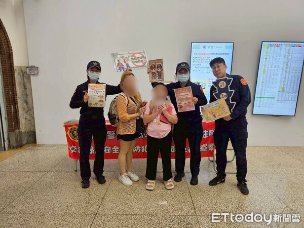▲鐵路警察局高雄分局台南分駐所於台南車站大廳舉辦「好運馬上來」交通安全宣導活動。（記者林東良翻攝，下同）