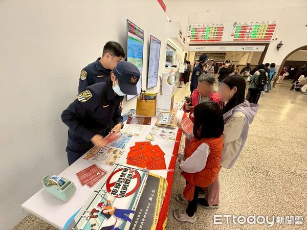 ▲鐵路警察局高雄分局台南分駐所於台南車站大廳舉辦「好運馬上來」交通安全宣導活動。（記者林東良翻攝，下同）