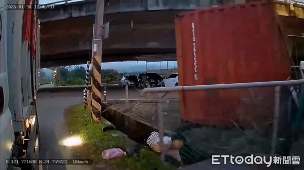 ▲▼宜蘭阿嬤丟玻璃失足墜水溝，清潔隊員救援。（圖／記者游芳男翻攝）