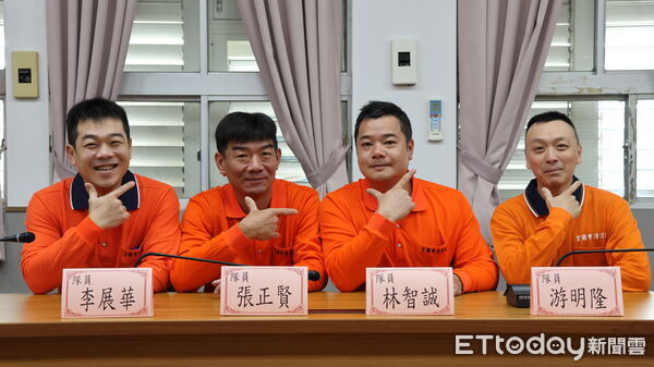 ▲▼宜蘭阿嬤丟玻璃失足墜水溝，清潔隊員救援。（圖／記者游芳男翻攝）