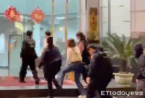 ▲▼北市中山區再破兩賭場，麵攤員工用宿舍揪三友打麻將，還抽取抽頭金。（圖／記者邱中岳翻攝）