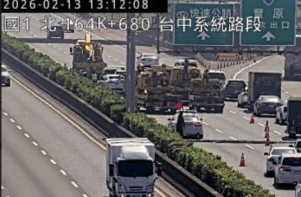 ▲小貨車行經國1南向165k台中段時因不明原因追撞前方4輛自小客，車流回堵1公里。（圖／翻攝自公路局即時影像）