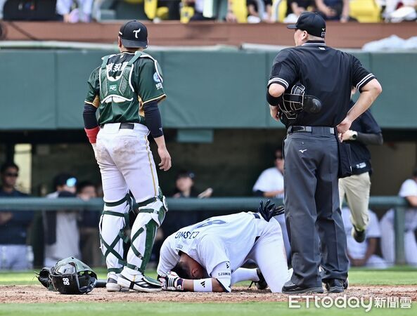 ▲▼ 2026WBC經典賽中華隊自辦熱身賽,宋晟睿遭到頭部觸身球倒地。（圖／記者李毓康攝）