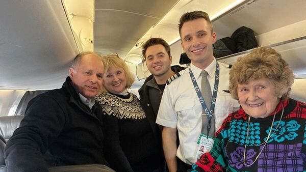 ▲▼      88歲嬤首次搭機「機長就是她親孫」　坐頭等艙笑開懷：我被寵壞了       。（圖／翻攝臉書Alex Shupe）