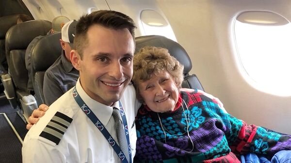▲▼      88歲嬤首次搭機「機長就是她親孫」　坐頭等艙笑開懷：我被寵壞了       。（圖／翻攝臉書Alex Shupe）