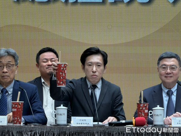 ▲▼行政院秘書長張惇涵以手中這杯珍珠奶茶為例，其內含原料，就是這次談判團隊有為有守的縮影。（圖／記者陳家祥攝）