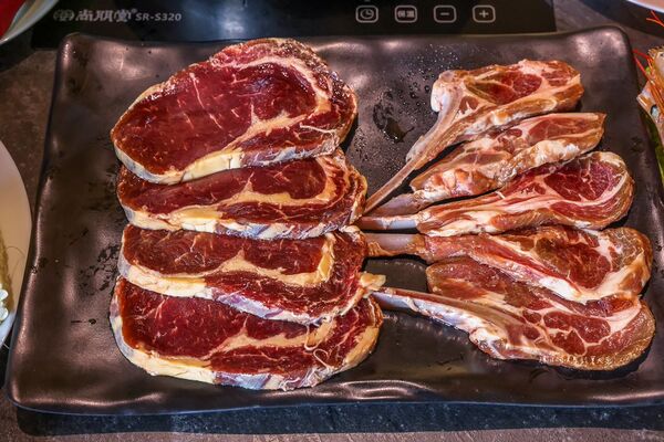 ▲▼夯夯麻辣火鍋蘆洲店。（圖／部落客陳小可的吃喝玩樂授權提供）