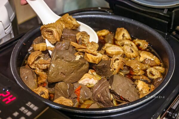 ▲▼夯夯麻辣火鍋蘆洲店。（圖／部落客陳小可的吃喝玩樂授權提供）