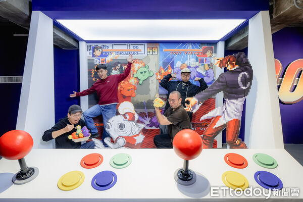 ▲3巨大街機裝置讓民眾與《拳皇》經典角色，及台灣原創角色同台合影互尬。_0（圖／駁二藝術特區提供）