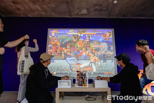 ▲5《KO格鬥祭》設置機台及搖桿，讓民眾重溫街機時代對戰手感。（圖／駁二藝術特區提供）