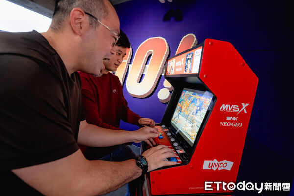 ▲6《KO格鬥祭》設置機台及搖桿，讓民眾重溫街機時代對戰手感。（圖／駁二藝術特區提供）