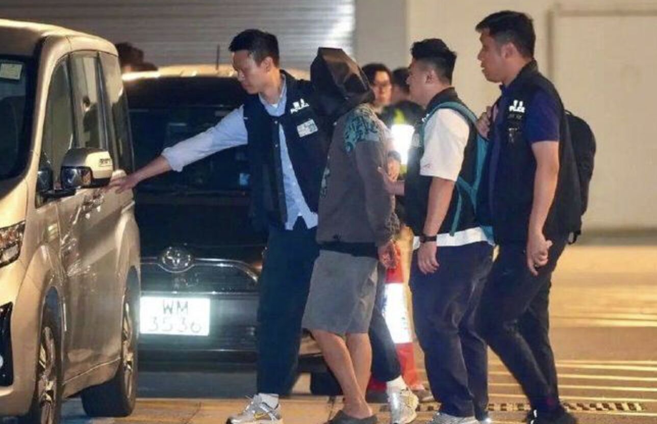 ▲主嫌梅耀強在泰國落網後被帶回香港。（圖／翻攝上游新聞）