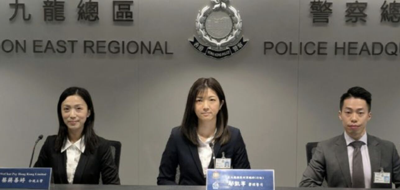 ▲鄔凱寧（中）出席港警記者會。（圖／翻攝上游新聞）