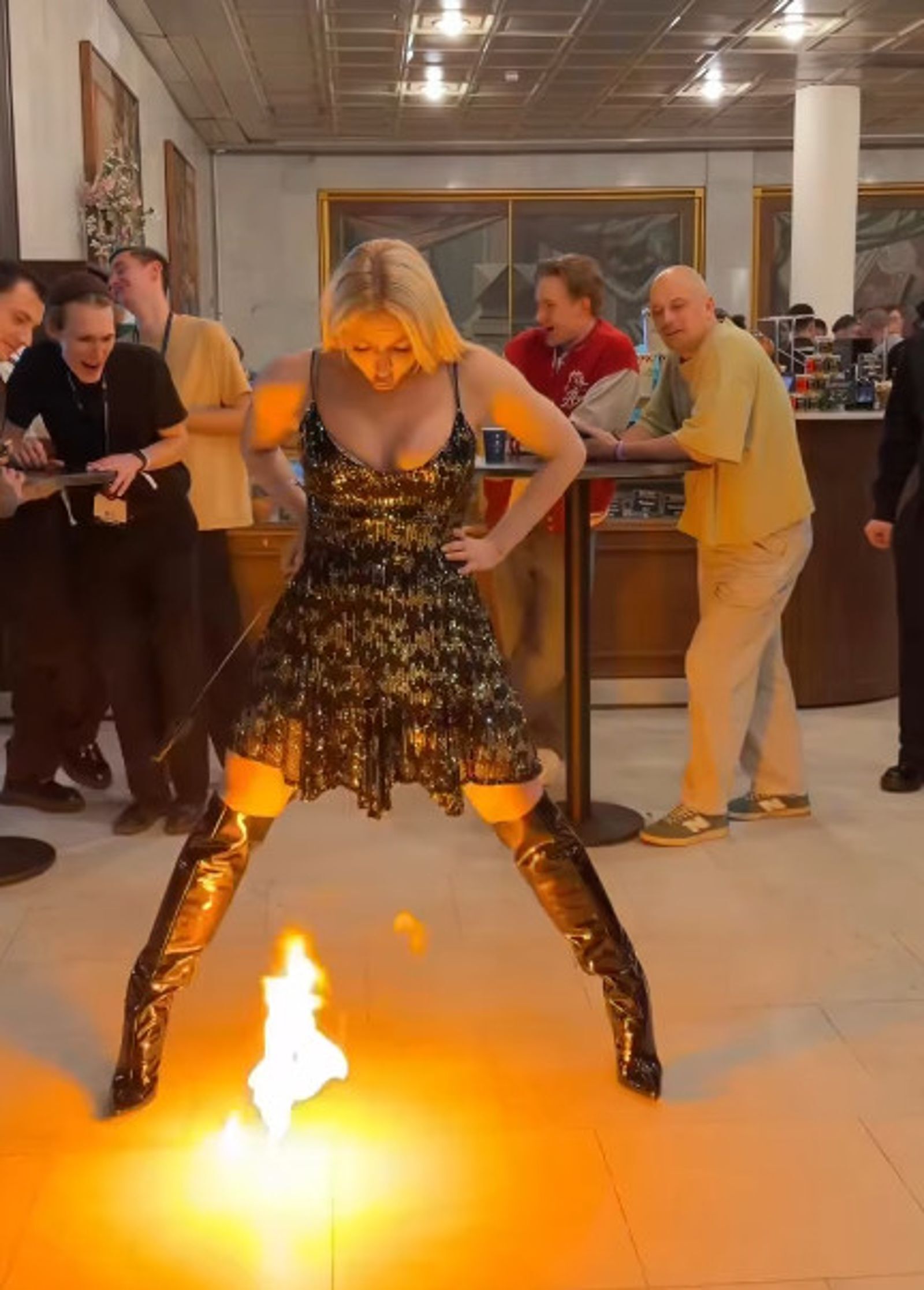 有片／俄火辣魔術師吞火球後驚現臀部噴火機　124萬網友看呆：有神力？