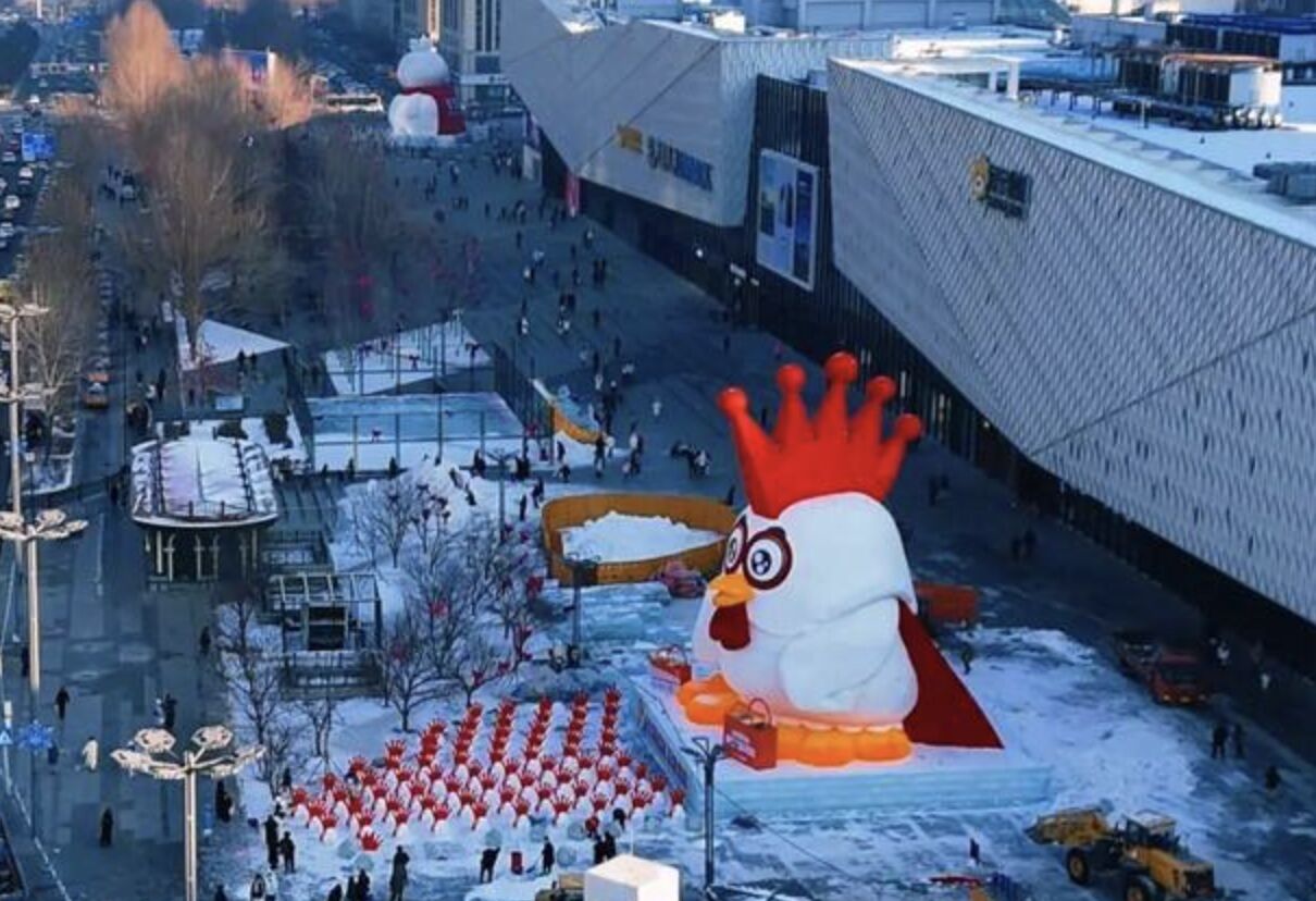 ▲哈爾濱18公尺高大型冰雕「雪王」和「雞王」吸引遊客拍照打卡留念。（圖／翻攝極目新聞）
