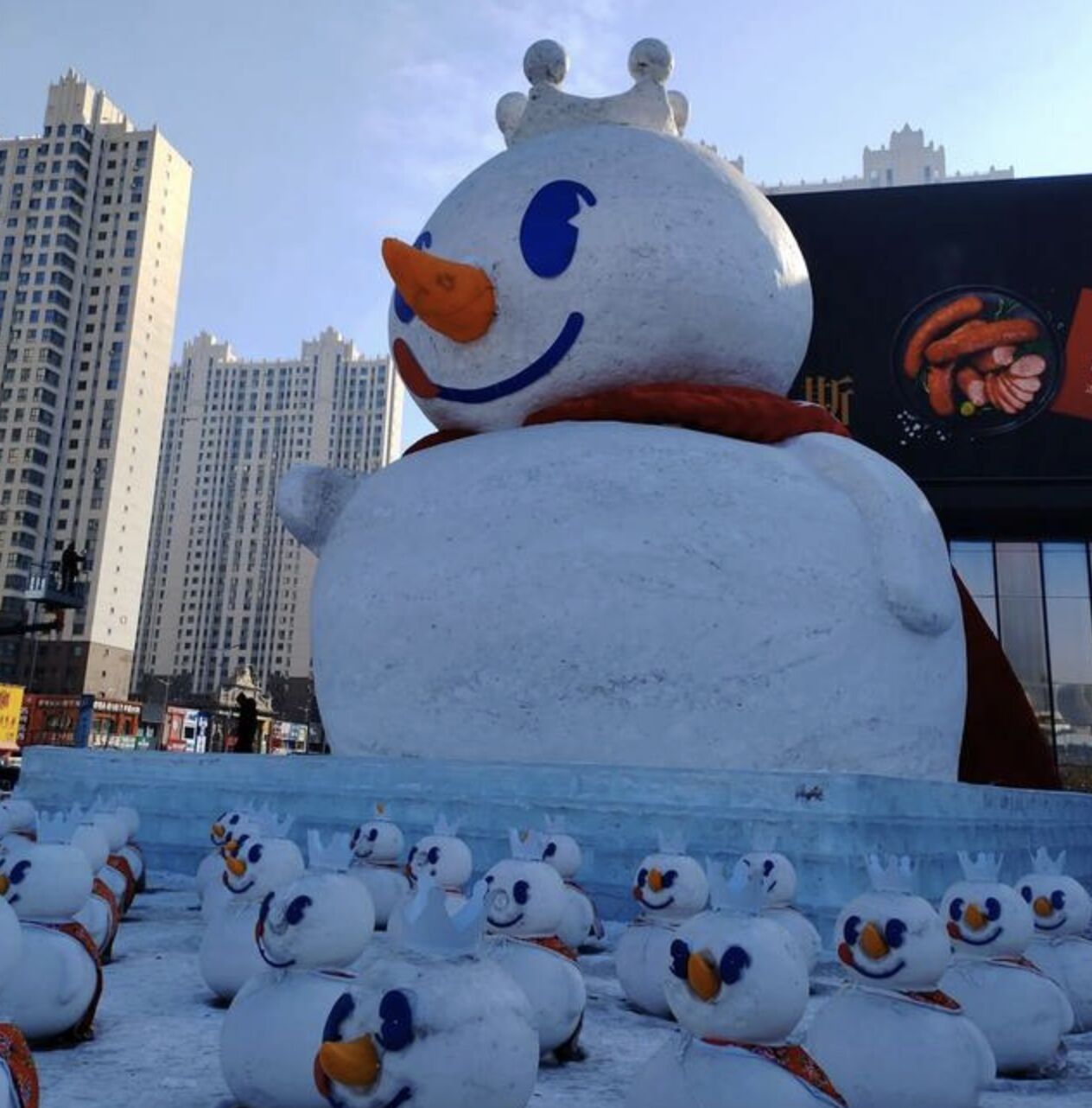 ▲雪王及小雪人組成的壯觀方陣。（圖／翻攝極目新聞）