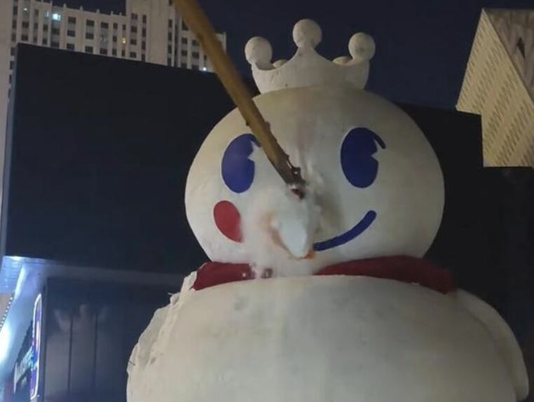 ▲哈爾濱官方動手拆除「雪王」及小雪人雪雕。（圖／翻攝極目新聞）