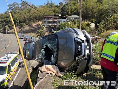 71歲翁台3線「衝上邊坡」翻車　卡5m高「鋼索救命」畫面曝