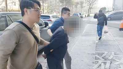 假裝買金飾「鐵錘猛砸5下」玻璃沒破　搶匪毀門逃逸3小時被逮