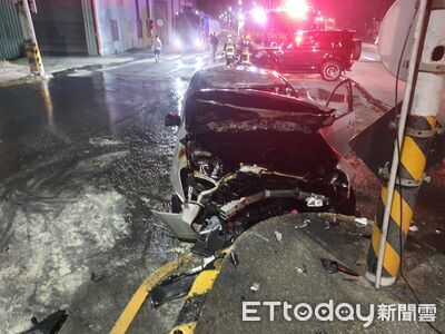 深夜自撞分隔島送醫不治　台中男被拖出車外起火