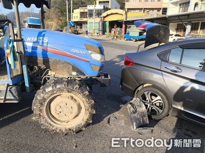 農機具「無名巷」駛出撞轎車　車頭半毀