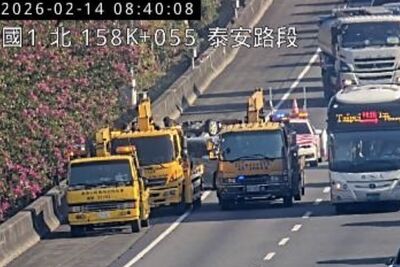國1泰安段車禍！2車追撞翻覆　占外車道回堵5km