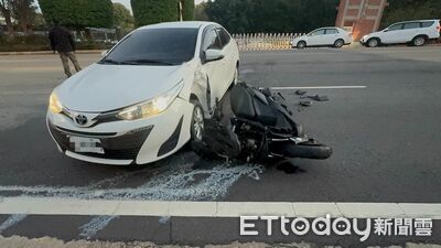 金門轎車迴轉猛撞重機...零件破碎噴滿地　騎士腳傷送醫