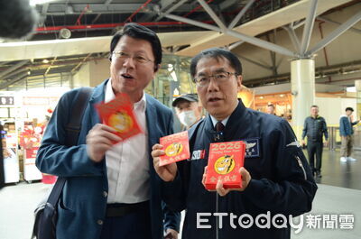 高鐵台南站春節首日湧人潮　黃偉哲發春聯紅包迎新年