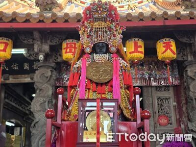 東石港口宮開春擲筊送豪禮　百萬轎車、3C還有黃金媽祖