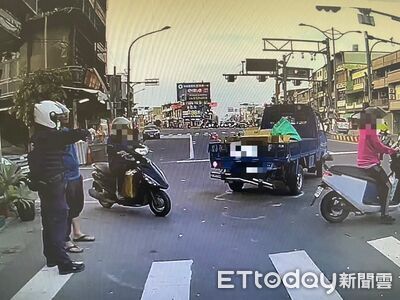 枋寮小貨車搶快！路口左轉猛撞直行廂型車　現場畫面曝光