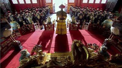 清朝大官跪拜皇上先拍袖子　竟有「防暗殺」意味！