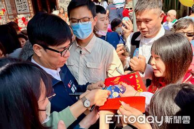 春節連假首日！陳其邁率團隊連跑6廟參香　民眾搶拿開運小紅包